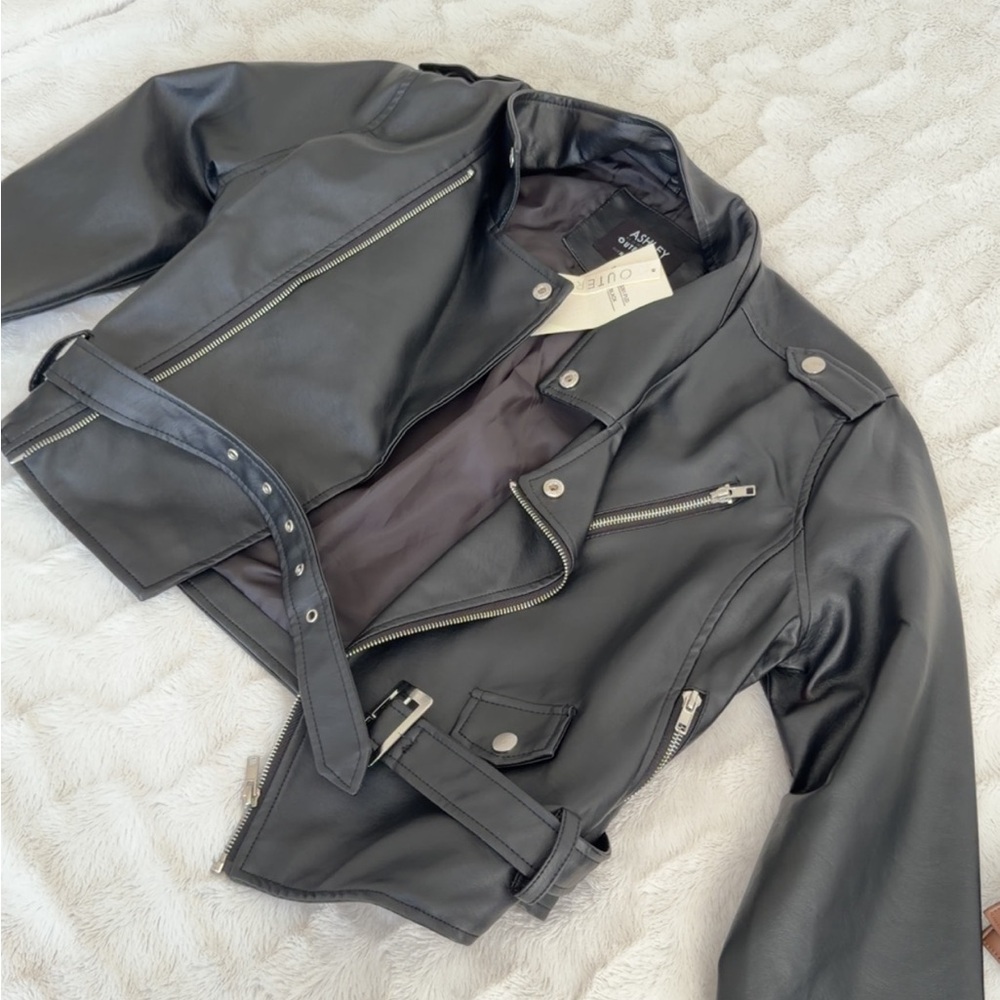 Chic Black Leather Biker Jacket